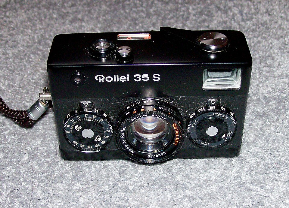 Schwarze Rollei 35 S mit ausgefahrenem Sonnar-Objektiv